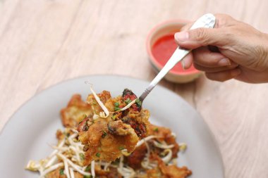 Yumurta hamurunda kızartılmış istiridye, fasulye filizli kızarmış midye, Çıtır midye ve fasulye filizi krepi.