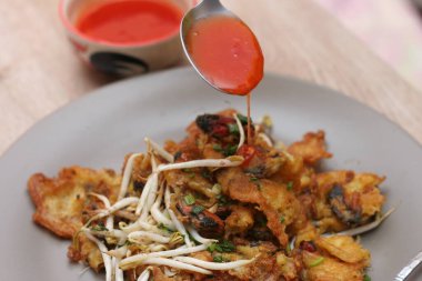 Yumurta hamurunda kızartılmış istiridye, fasulye filizli kızarmış midye, Çıtır midye ve fasulye filizi krepi.