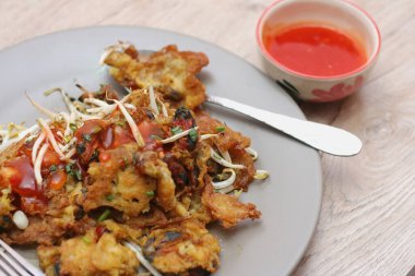 Yumurta hamurunda kızartılmış istiridye, fasulye filizli kızarmış midye, Çıtır midye ve fasulye filizi krepi.