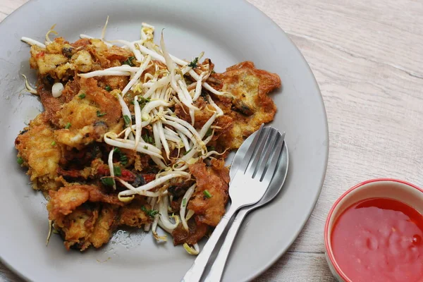 Yumurta hamurunda kızartılmış istiridye, fasulye filizli kızarmış midye, Çıtır midye ve fasulye filizi krepi.