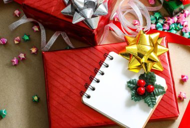 Kahverengi arka planda kırmızı ve yeşil Noel hediye kutuları