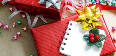 Kahverengi arka planda kırmızı ve yeşil Noel hediye kutuları