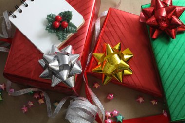 Kahverengi arka planda kırmızı ve yeşil Noel hediye kutuları