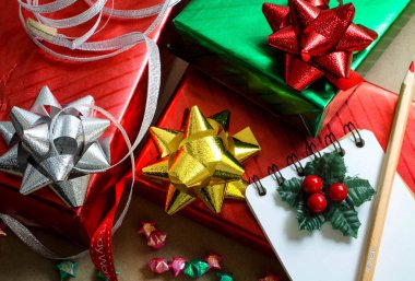 Kahverengi arka planda kırmızı ve yeşil Noel hediye kutuları