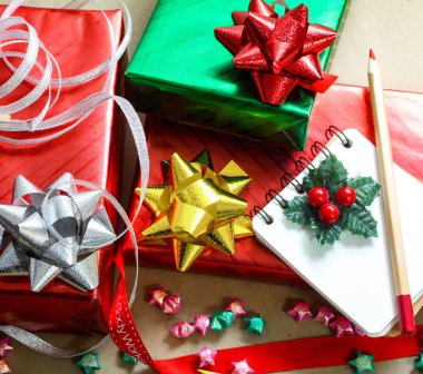 Kahverengi arka planda kırmızı ve yeşil Noel hediye kutuları