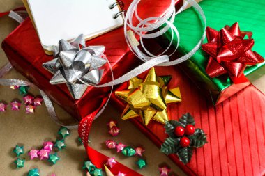 Kahverengi arka planda kırmızı ve yeşil Noel hediye kutuları