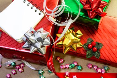 Kahverengi arka planda kırmızı ve yeşil Noel hediye kutuları