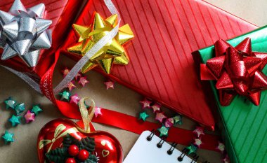 Kahverengi arka planda kırmızı ve yeşil Noel hediye kutuları