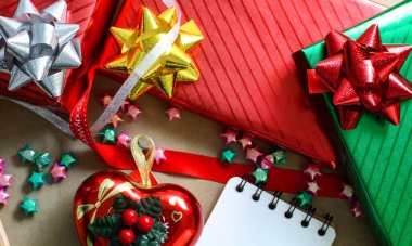 Kahverengi arka planda kırmızı ve yeşil Noel hediye kutuları