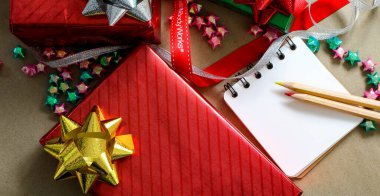 Kahverengi arka planda kırmızı ve yeşil Noel hediye kutuları