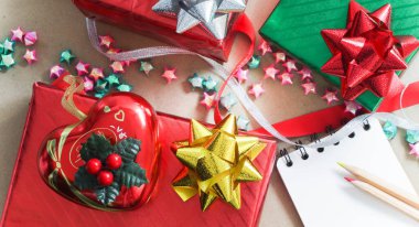 Kahverengi arka planda kırmızı ve yeşil Noel hediye kutuları