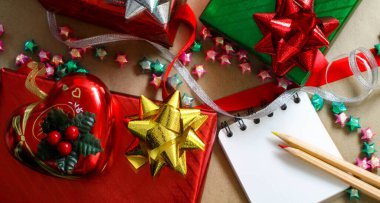 Kahverengi arka planda kırmızı ve yeşil Noel hediye kutuları