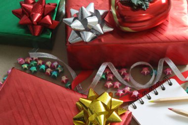 Kahverengi arka planda kırmızı ve yeşil Noel hediye kutuları