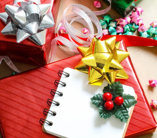 Rote Und Grüne Weihnachtsgeschenkboxen Auf Braunem Hintergrund — Stockfoto