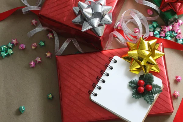 Kahverengi arka planda kırmızı ve yeşil Noel hediye kutuları