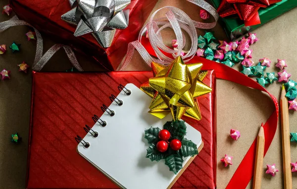 Caixas Presente Natal Vermelho Verde Fundo Marrom — Fotografia de Stock