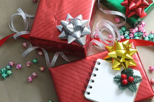 Kahverengi arka planda kırmızı ve yeşil Noel hediye kutuları
