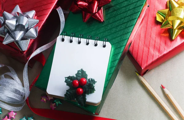 Kahverengi arka planda kırmızı ve yeşil Noel hediye kutuları