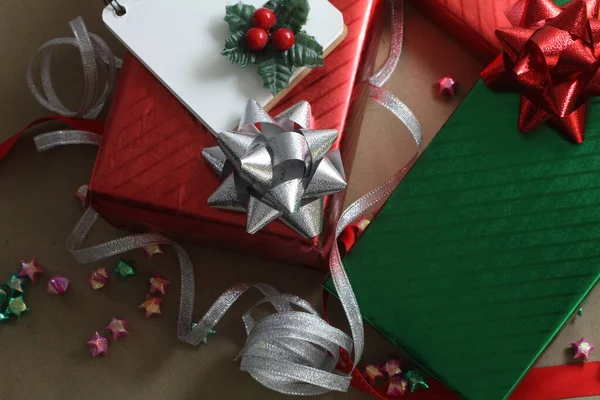 Röd Och Grön Jul Presentförpackningar Brun Bakgrund — Stockfoto