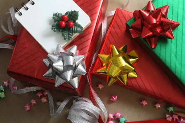 Kahverengi arka planda kırmızı ve yeşil Noel hediye kutuları