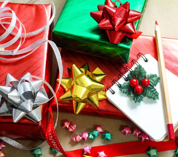 Kahverengi arka planda kırmızı ve yeşil Noel hediye kutuları