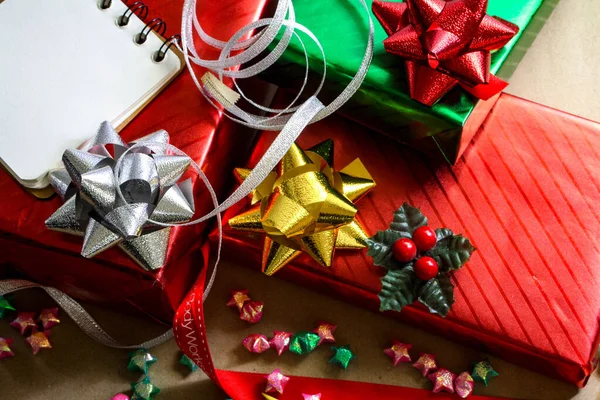 Kahverengi arka planda kırmızı ve yeşil Noel hediye kutuları