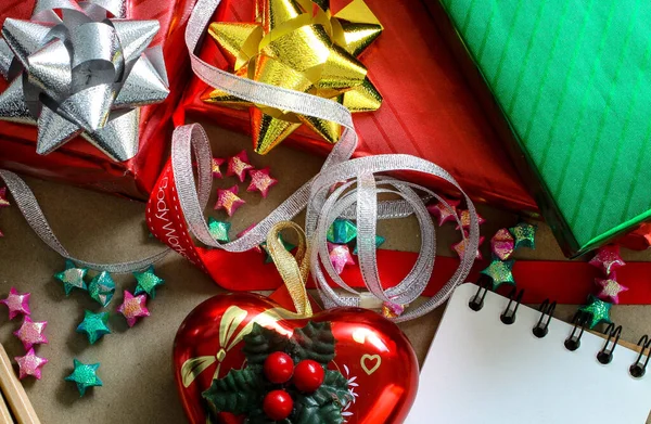 Rote Und Grüne Weihnachtsgeschenkboxen Auf Braunem Hintergrund — Stockfoto