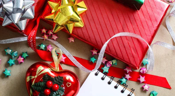 Kahverengi arka planda kırmızı ve yeşil Noel hediye kutuları