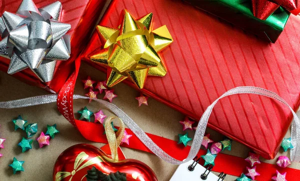 Kahverengi arka planda kırmızı ve yeşil Noel hediye kutuları