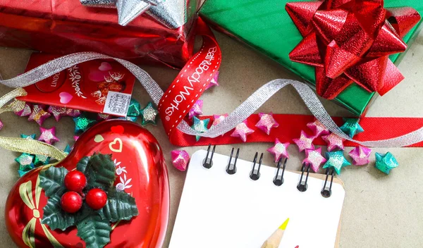 Kahverengi arka planda kırmızı ve yeşil Noel hediye kutuları