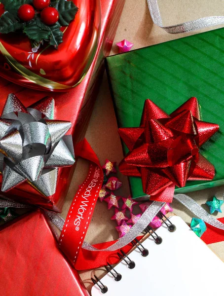 Röd Och Grön Jul Presentförpackningar Brun Bakgrund — Stockfoto