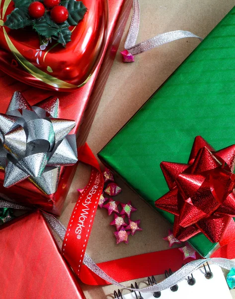 Caixas Presente Natal Vermelho Verde Fundo Marrom — Fotografia de Stock