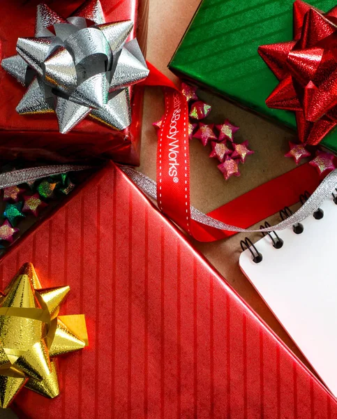 Cajas Regalo Navidad Rojas Verdes Sobre Fondo Marrón —  Fotos de Stock