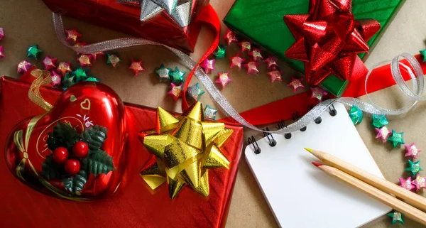 Kahverengi arka planda kırmızı ve yeşil Noel hediye kutuları