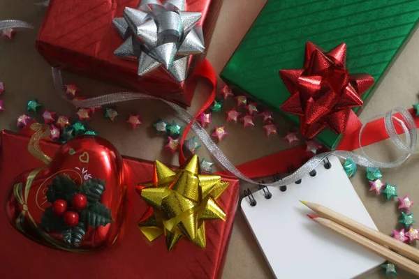 Cajas Regalo Navidad Rojas Verdes Sobre Fondo Marrón —  Fotos de Stock