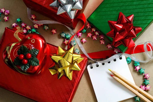 Kahverengi arka planda kırmızı ve yeşil Noel hediye kutuları