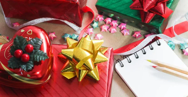 Kahverengi arka planda kırmızı ve yeşil Noel hediye kutuları