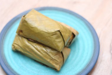 Tayland pirinç kekleri beyaz arka planda sarılı muz yaprakları