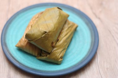 Tayland pirinç kekleri beyaz arka planda sarılı muz yaprakları