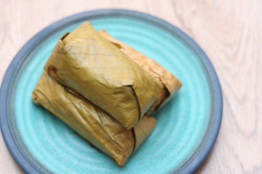 Tayland pirinç kekleri beyaz arka planda sarılı muz yaprakları