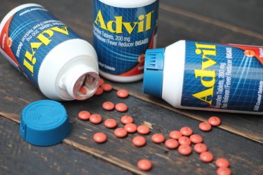 Bangkok, Tayland: 06 Aralık 2021 - ağrı kesici ibuprofen tabletleri 200 mg advil, Amerika 'nın en popüler ağrı kesici.