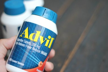 Bangkok, Tayland: 06 Aralık 2021 - ağrı kesici ibuprofen tabletleri 200 mg advil, Amerika 'nın en popüler ağrı kesici.