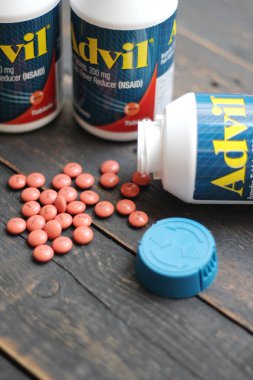 Bangkok, Tayland: 06 Aralık 2021 - ağrı kesici ibuprofen tabletleri 200 mg advil, Amerika 'nın en popüler ağrı kesici.