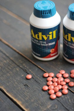 Bangkok, Tayland: 06 Aralık 2021 - ağrı kesici ibuprofen tabletleri 200 mg advil, Amerika 'nın en popüler ağrı kesici.