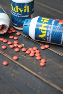 Bangkok, Tayland: 06 Aralık 2021 - ağrı kesici ibuprofen tabletleri 200 mg advil, Amerika 'nın en popüler ağrı kesici.
