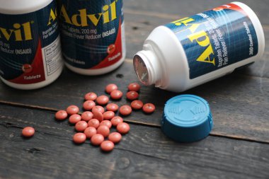 Bangkok, Tayland: 06 Aralık 2021 - ağrı kesici ibuprofen tabletleri 200 mg advil, Amerika 'nın en popüler ağrı kesici.