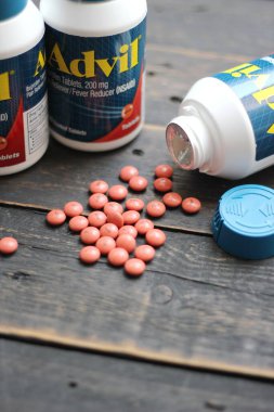 Bangkok, Tayland: 06 Aralık 2021 - ağrı kesici ibuprofen tabletleri 200 mg advil, Amerika 'nın en popüler ağrı kesici.