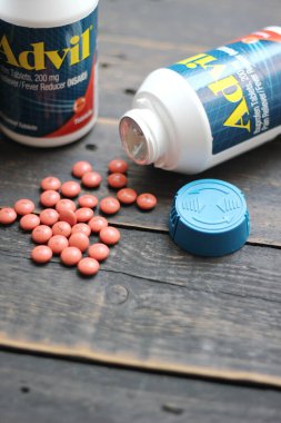 Bangkok, Tayland: 06 Aralık 2021 - ağrı kesici ibuprofen tabletleri 200 mg advil, Amerika 'nın en popüler ağrı kesici.