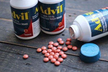 Bangkok, Tayland: 06 Aralık 2021 - ağrı kesici ibuprofen tabletleri 200 mg advil, Amerika 'nın en popüler ağrı kesici.