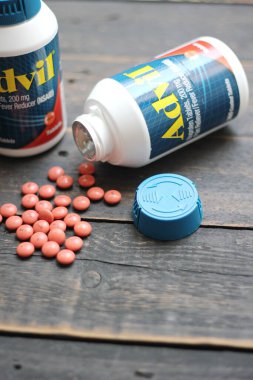 Bangkok, Tayland: 06 Aralık 2021 - ağrı kesici ibuprofen tabletleri 200 mg advil, Amerika 'nın en popüler ağrı kesici.
